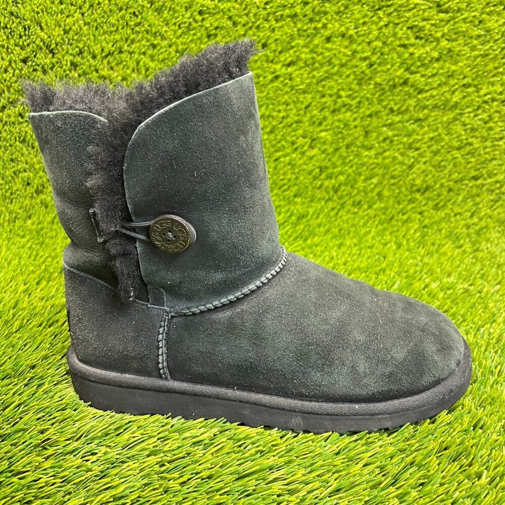 UGG Bailey Button Classic Boys Size 6Y Black Casual Winter Fur Suede Boots